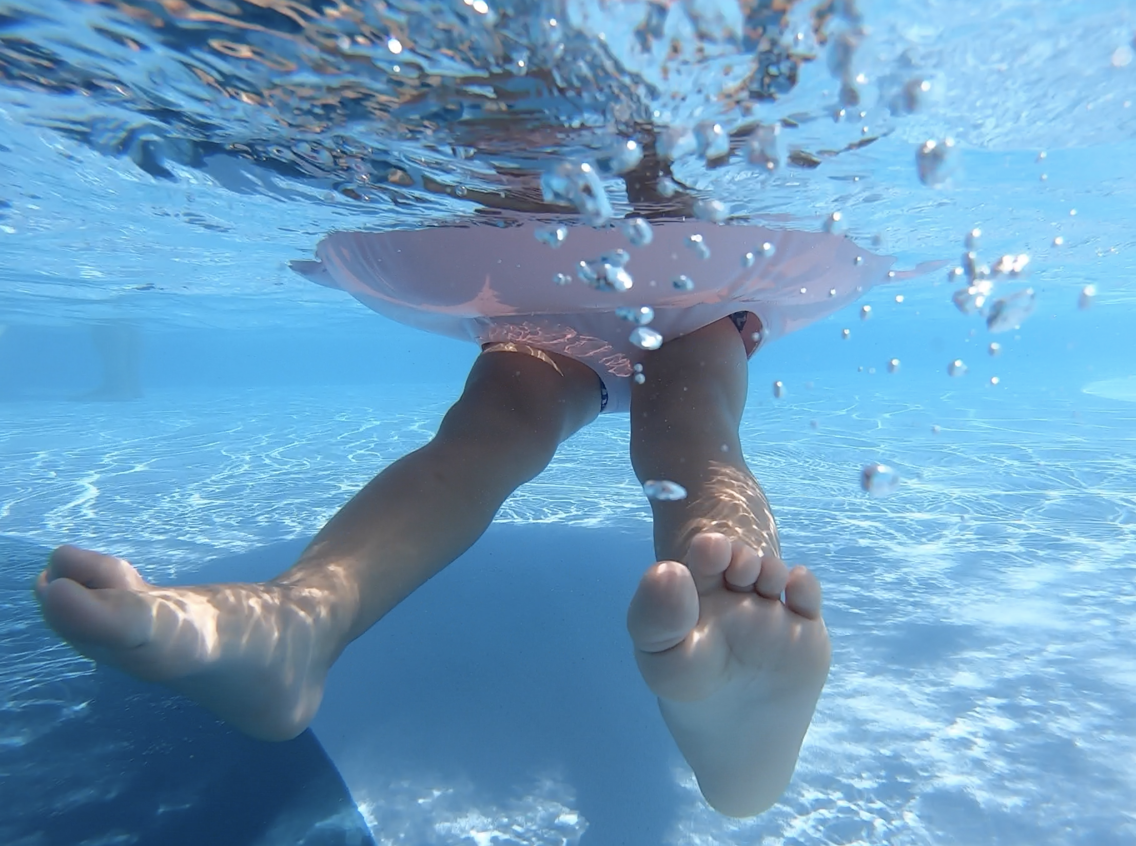 サランの足in水中